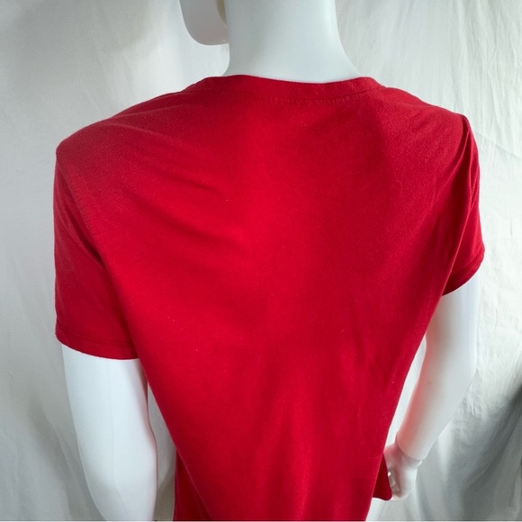 No Boundaries Women’s Red Scoop Neck Fitted Short Sleeve Tee - Picture 4 of 5